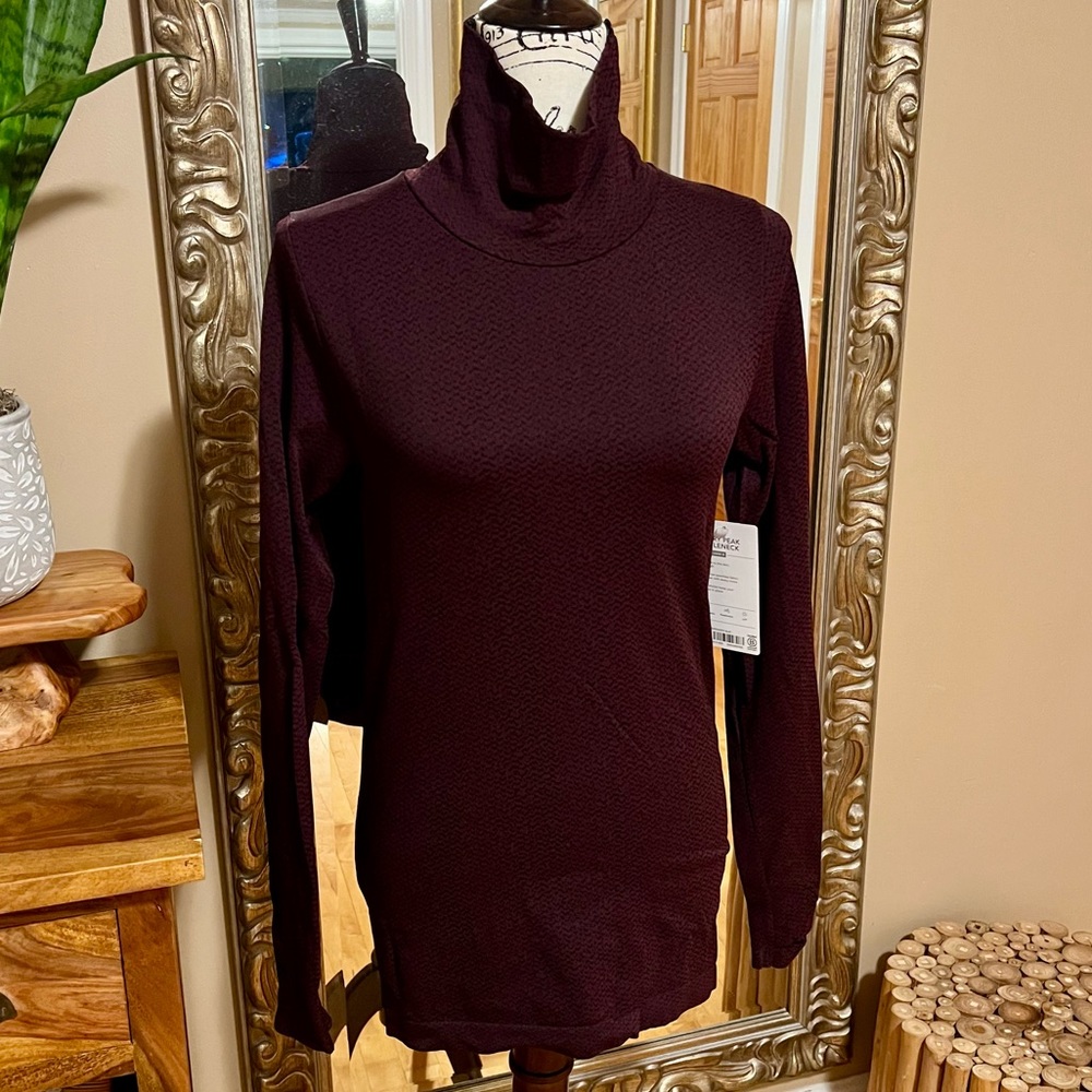 NWT Athleta Flurry Peak Turtleneck
Color: Burgundy/Black Size Medium